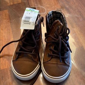 “R” US baby shoes size 5